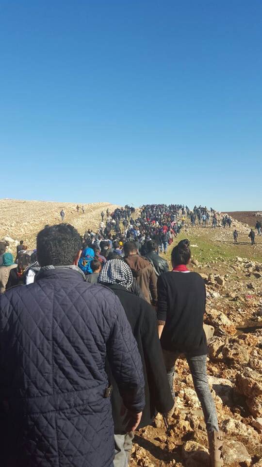 Thousands of Kurds marching towards Cizre in SE #Turkey. Town is under curfew and heavy assault by Turkish forces. 