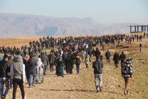 Thousands of Kurds marching towards Cizre in SE #Turkey. Town is under curfew and heavy assault by Turkish forces. 