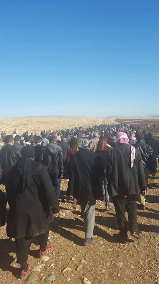 Thousands of Kurds marching towards Cizre in SE #Turkey. Town is under curfew and heavy assault by Turkish forces. 