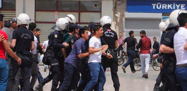 Turkey police detains many locals in Kilis after protests of gov't over ISIL shelling 