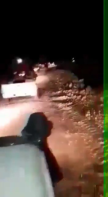 مقاتلي فرقة السلطان مراد يعرضون فيديو المتمردين السوريين يتجهون لمشارف الباب قبل بدء عملية درع الفرات الجارية ليلا ، محافظة حلب ، سوريا 
