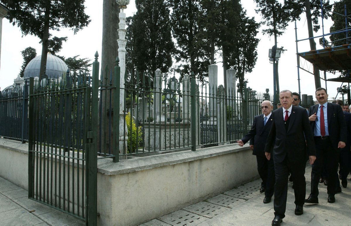 Gestern besucht Erdogan das Grab des osmanischen Sultans Mehmed II nach seinem Sieg im Referendum.