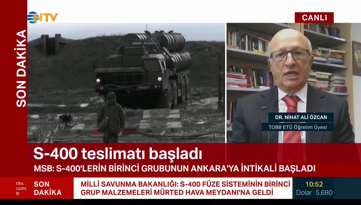 The first group of Russia's  S-400 air defence system arrives in Turkey, the Turkish defence ministry says.