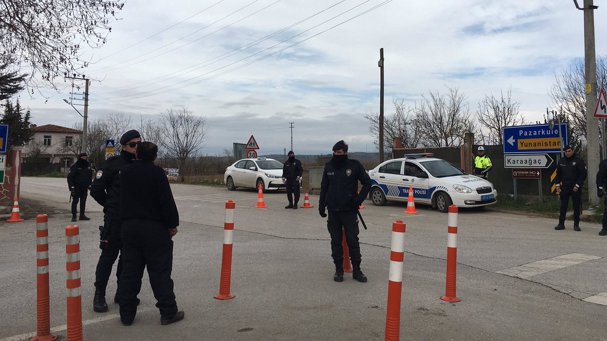 No reporting possible on the situation of refugees & migrants at Turkey's Pazarkule border crossing with Greece - journalists+cameras not allowed anywhere near the crossing. Turkish police stop us here, 2km away from the border