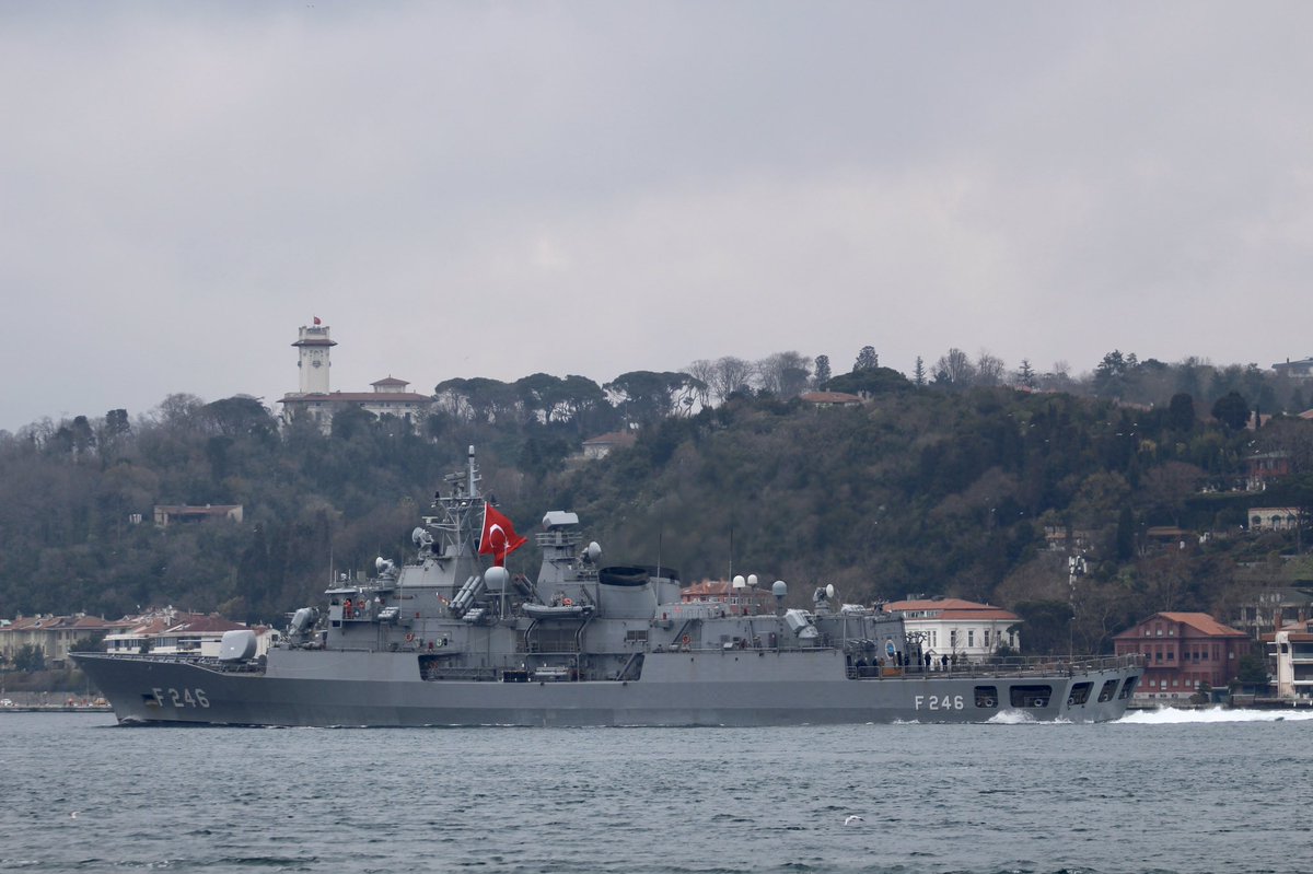 Standing @NATO Maritime Group 2 enters Black Sea: @SNMG_2 frigates transit Bosphorus back to back towards Black Sea: flagship @RoyalCanNavy Halifax class @HMCSFredericton, @ItalianNavy Bergamini class ITS Virginio Fasan & Turkish Navy Barbaros Class  TCG Salihreis 