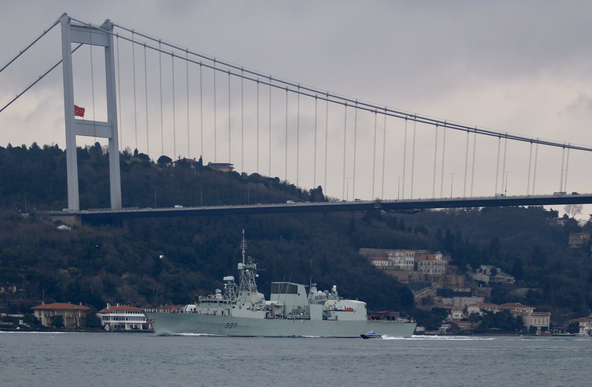 Standing @NATO Maritime Group 2 enters Black Sea: @SNMG_2 frigates transit Bosphorus back to back towards Black Sea: flagship @RoyalCanNavy Halifax class @HMCSFredericton, @ItalianNavy Bergamini class ITS Virginio Fasan & Turkish Navy Barbaros Class  TCG Salihreis 