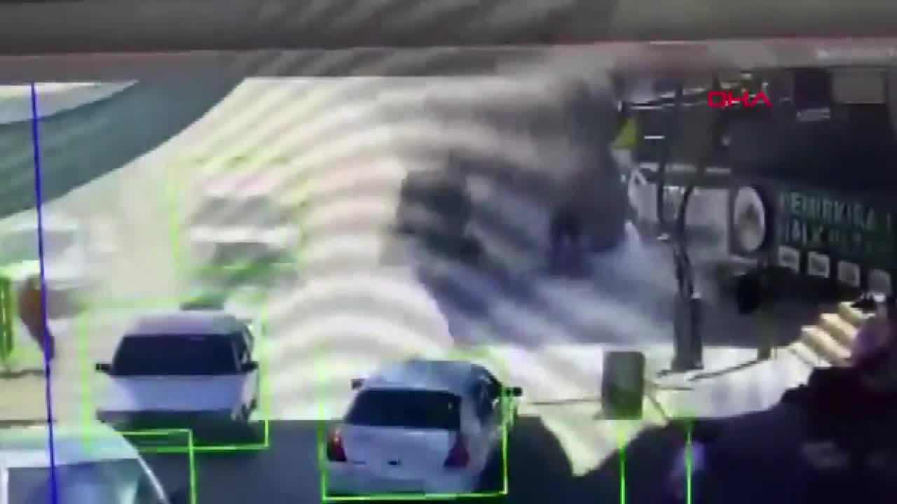 The explosion moment in Torbalı is on camera. The moment of explosion caused by an industrial type cylinder in a restaurant in Izmir's Torbalı district was reflected on a nearby security camera.