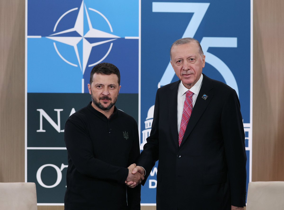 Erdoganas Vašingtone susitinka su Zelenskiu. „Susitikimo metu prezidentas R. T. Erdoganas pareiškė, kad Turkija tęsia pastangas užbaigti Ukrainos ir Rusijos karą teisinga taika ir kad buvo pradėtas darbas siekiant atgaivinti Juodosios jūros grūdų iniciatyvą. Prezidentas R. T. Erdoganas taip pat pareiškė, kad Turkiye yra pasirengusi bet kokiai iniciatyvai, įskaitant tarpininkavimą, kad būtų padėtas pagrindas taikai.
