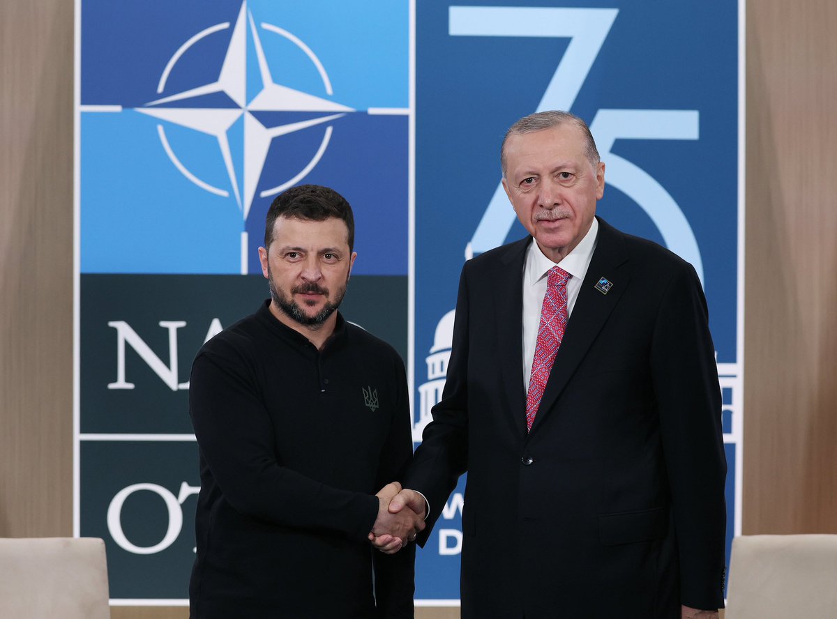 Erdogan es troba amb Zelenskiy a Washington. Durant la reunió, el president Erdogan va afirmar que Turkiye continua els seus esforços per posar fi a la guerra entre Ucraïna i Rússia amb una pau justa i que s'ha començat a treballar per revitalitzar la Iniciativa de Gra del Mar Negre. El president Erdogan també va declarar que Turkiye està preparada per a qualsevol iniciativa, inclosa la mediació, per establir les bases de la pau.