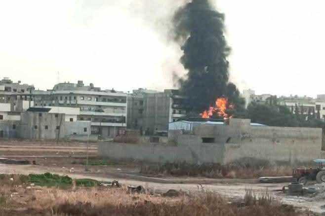 De Turkse gevechtsvliegtuigen bombarderen het gebouw van de Burgerraad van Manbij