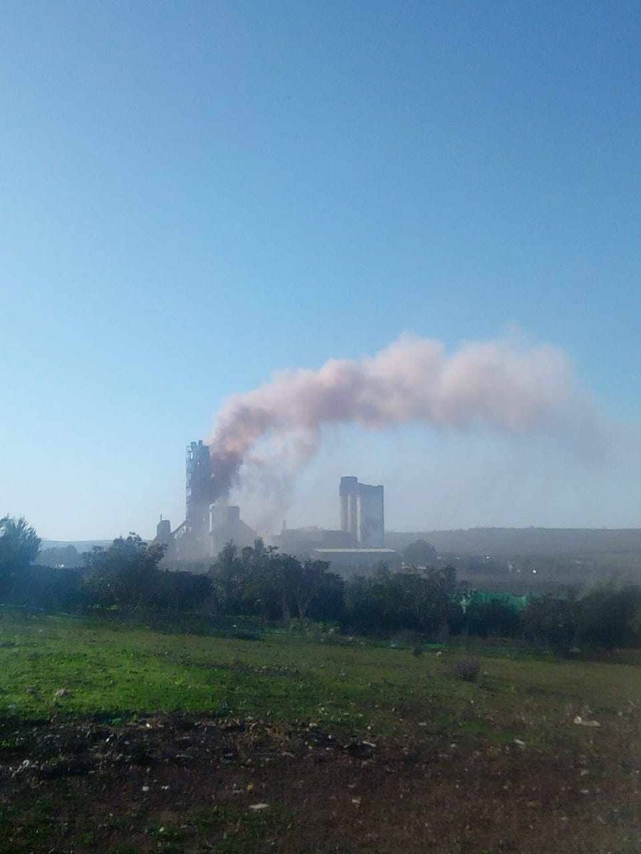 Nieuwe golf van Turkse luchtaanvallen in Noord-Syrië en de AANES op de civiele infrastructuur van Noord-Syrië. De Turkse luchtmacht voerde een luchtaanval uit op de Lafarge cementfabriek tussen Kobane en Ain Issa