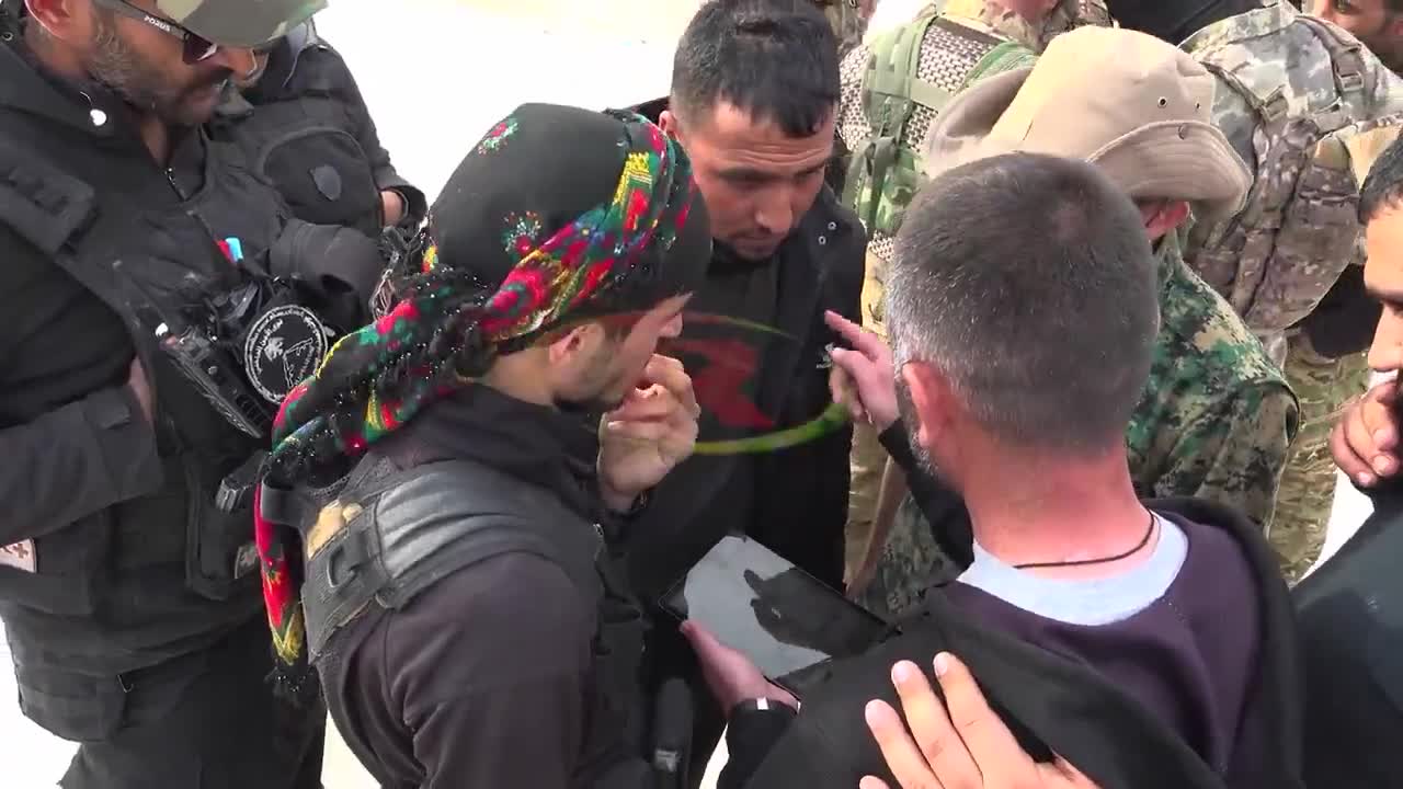 De militaire raad van Tabqa, die verbonden is met de SDF, heeft zes door Turkije gesteunde militanten gevangengenomen in Deir Hafir, op het platteland van Zuid-Manbij