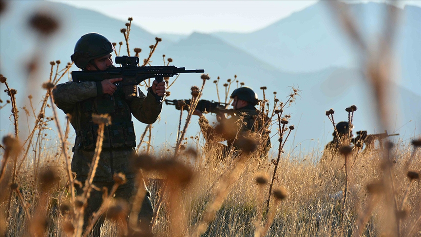 Het Turkse ministerie van Defensie maakte bekend dat vier PKK/YPG-militanten zijn geneutraliseerd in de regio Gara in Noord-Irak en de regio Eufraatschild in Noord-Syrië.