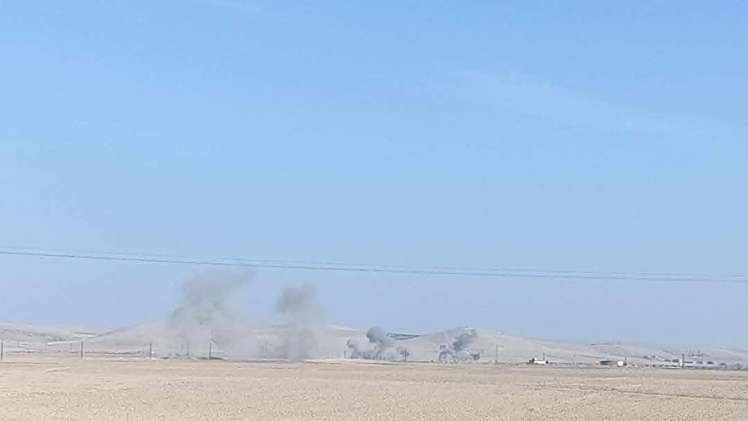 בתמונה נראים עמודי עשן עולים מתקיפות אוויריות ליד סכר תשרין