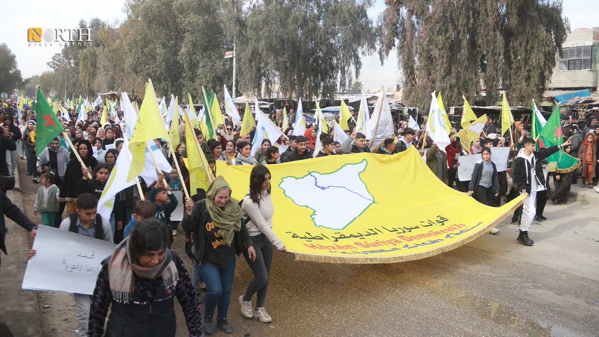 Mieszkańcy miasta Tel Tamr na wsi Hasakah, północno-wschodnia Syria, protestują i potępiają tureckie ataki na ludność cywilną i tamę Tishrin