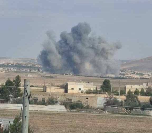 Des photos de quelques-unes des frappes aériennes lancées par des avions turcs F-16 sur des positions des milices des FDS il y a peu de temps à proximité du pont Qaraqozak, au sud de la ville d'Ayn al-Arab/Kobani