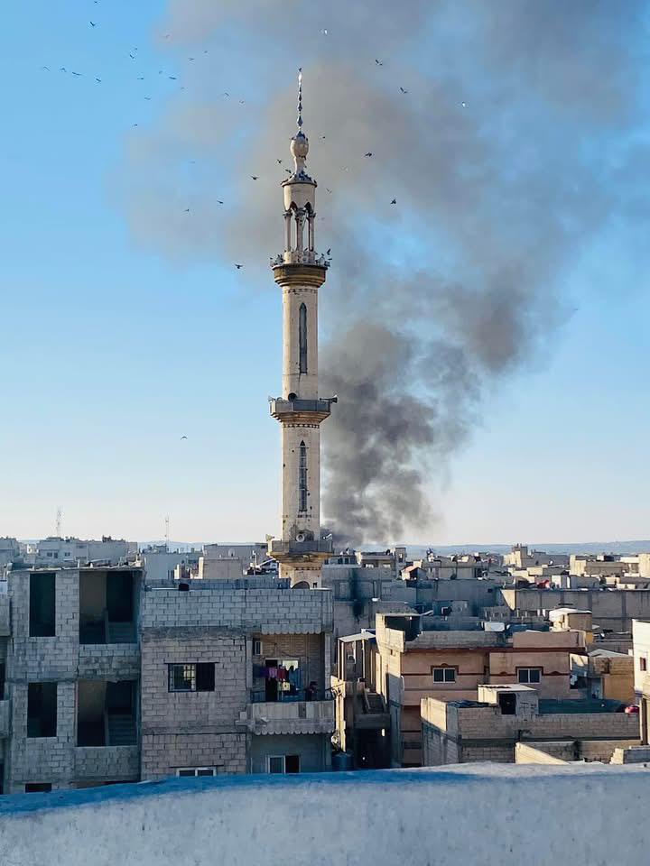 Een Turkse luchtaanval op Kobane doodde 2 burgers en verwondde meerdere anderen. De luchtaanval op een woongebouw zorgde ervoor dat een dieselgenerator ontplofte