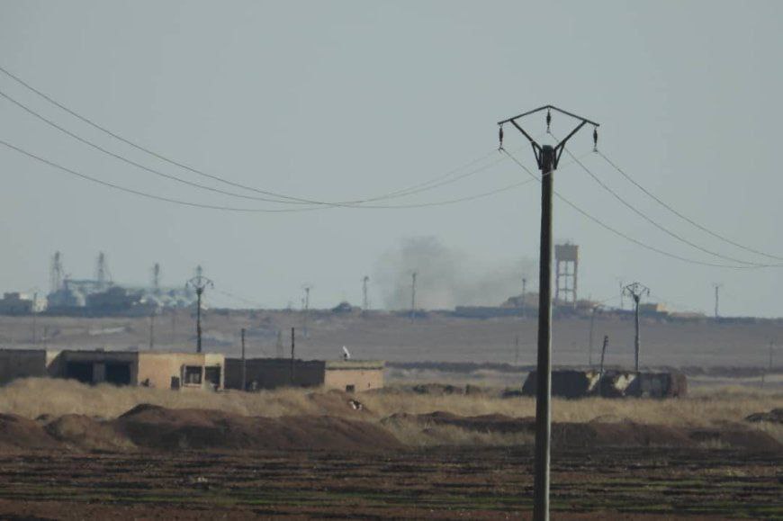 De Turkse strijdkrachten beschieten SDF-doelen in het dorp Um Baramil op de Ayn Issa-linie met artillerievuur.