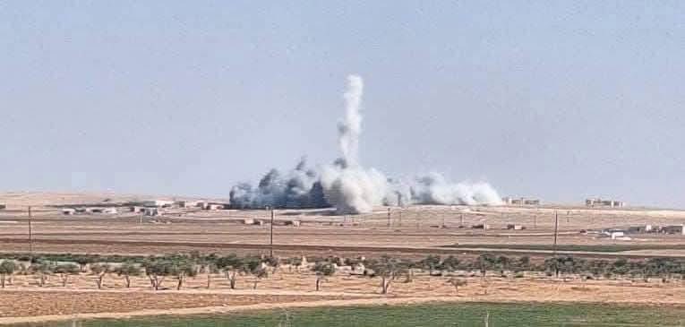 Un avion de guerre turc lance une frappe aérienne sur un rassemblement militaire de la milice des FDS près de la ville d'Ain Issa dans la campagne nord de Raqqa