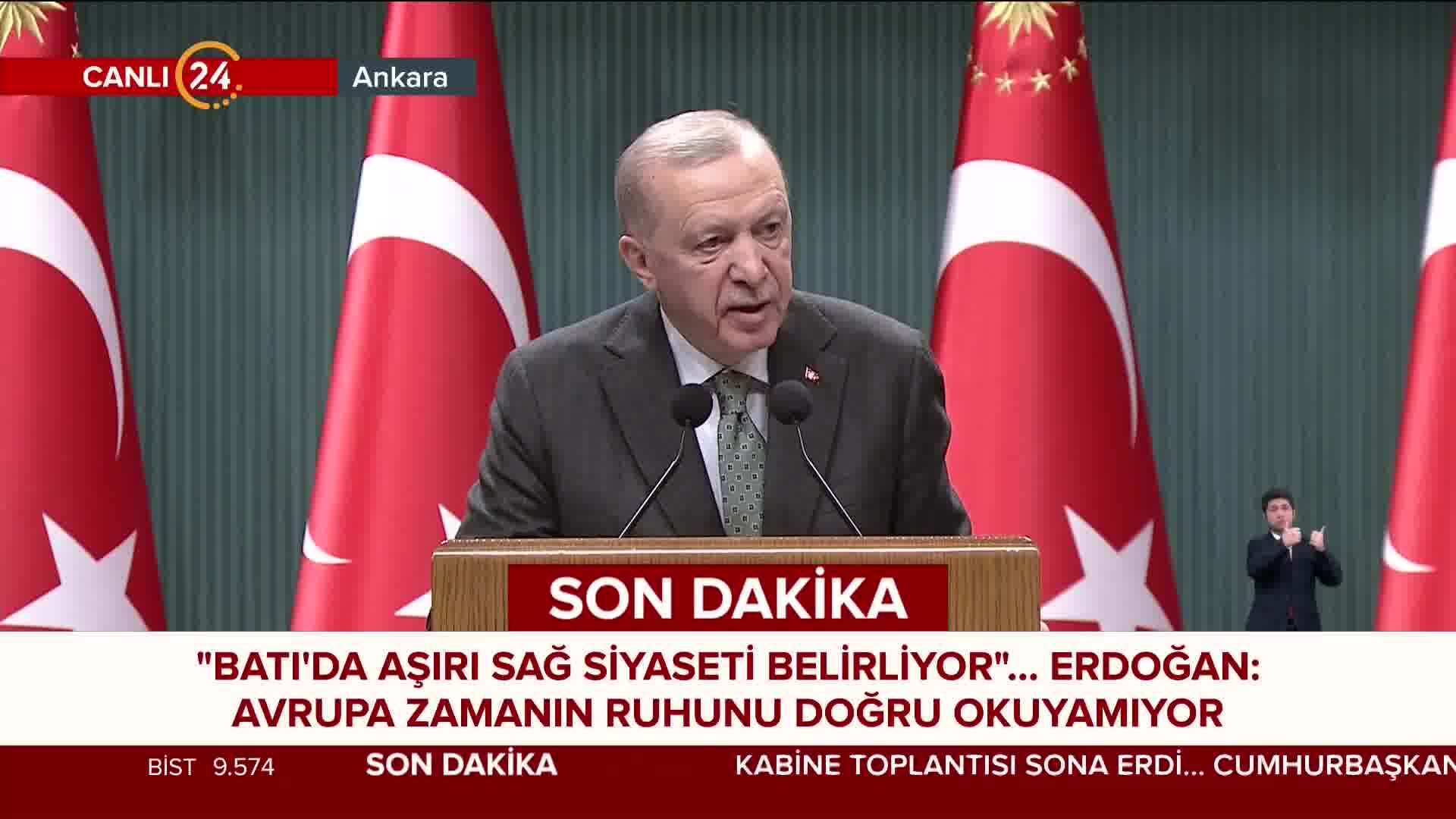 Erdogan sagt, nur die Türkei könne die Europäische Union aus den Schwierigkeiten retten, in die sie durch den Ukraine-Krieg geraten sei. Ankara könne die europäische Verteidigung wieder in Ordnung bringen und die alternde Bevölkerung des Kontinents wiederbeleben. „Das könnte nur mit Ankaras EU-Mitgliedschaft geschehen.