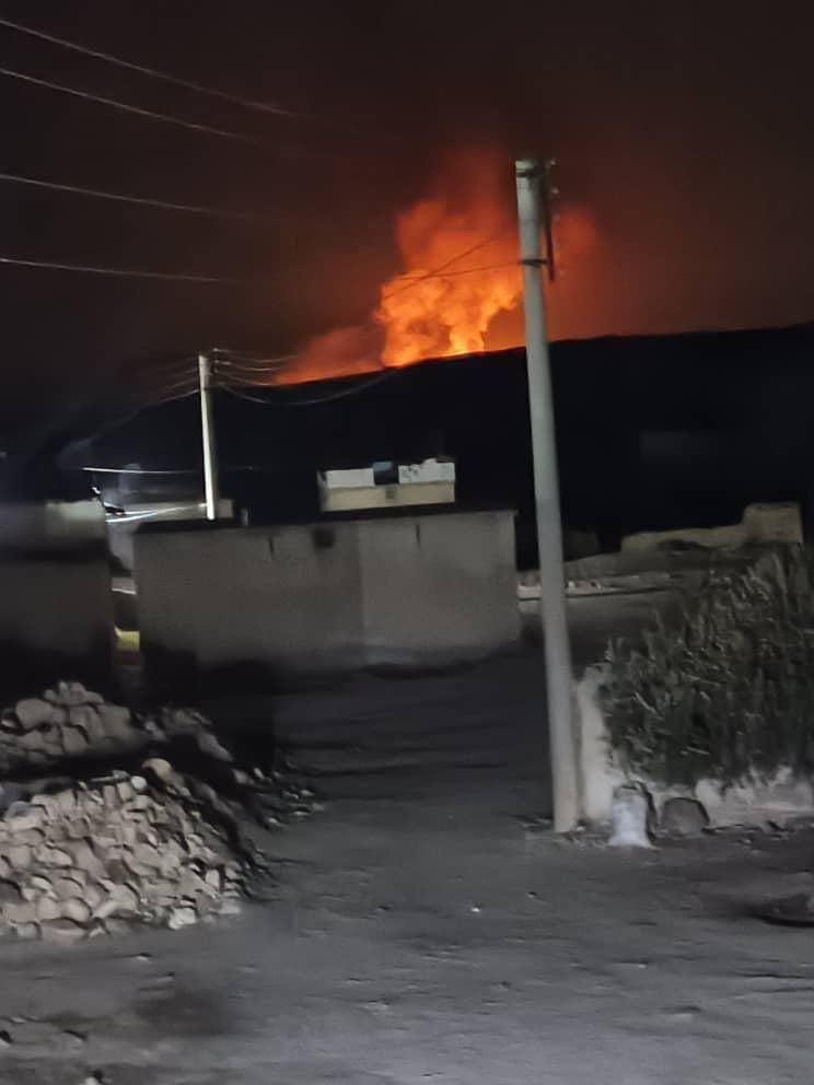 Een vliegtuig beschiet een wapendepot voor de SDF-militie in het dorp Al-Sabt in de buurt van de stad Sarrin, ten oosten van Aleppo