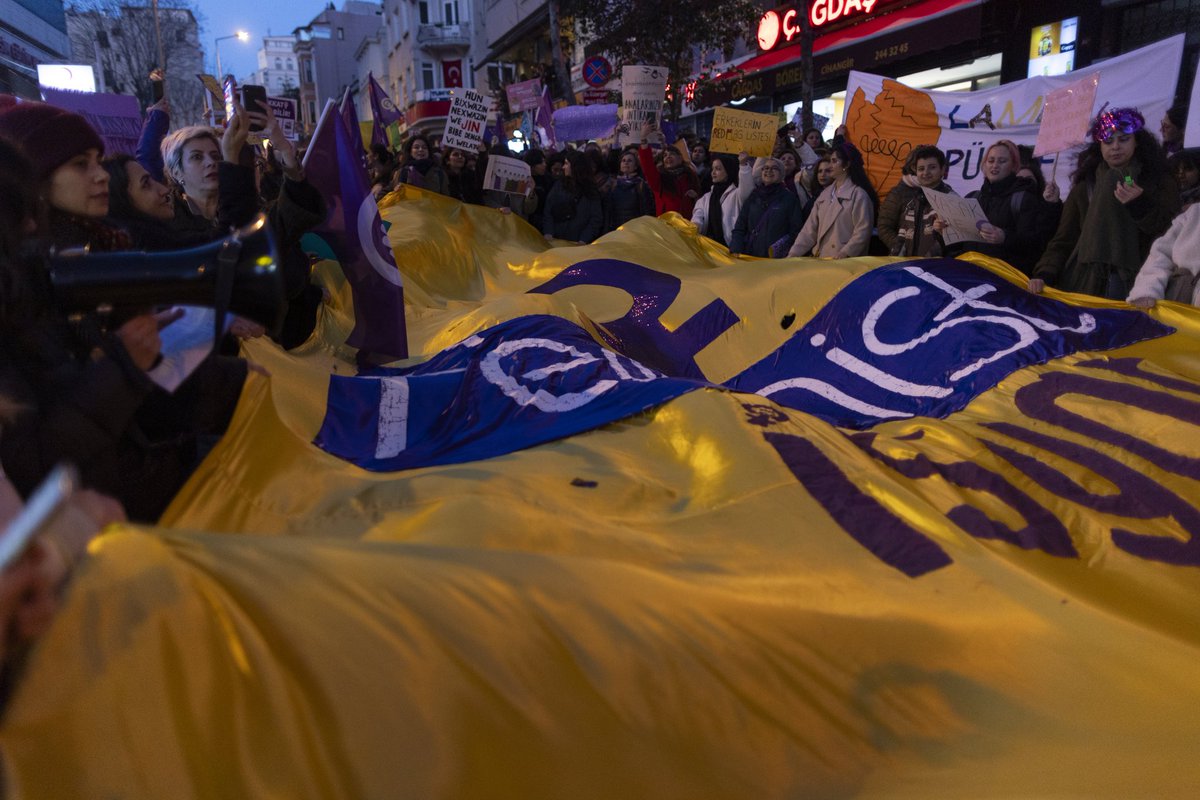 Turkse vrouwen marcheerden in Istanbul om Internationale Vrouwendag te vieren, ondanks een door de overheid opgelegd verbod. De politie blokkeerde groepen en arresteerde naar verluidt talloze demonstranten