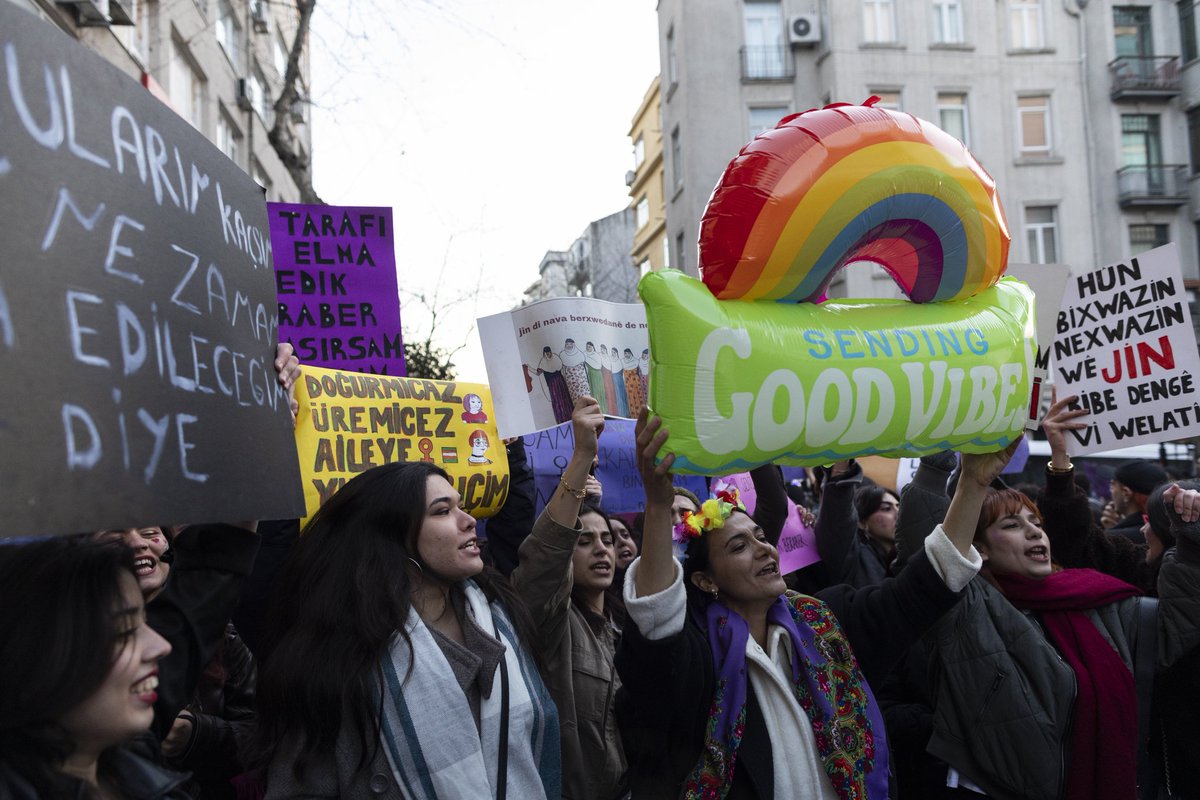 Türkische Frauen marschierten in Istanbul zum Internationalen Frauentag, obwohl die Regierung ein Verbot verhängt hatte. Die Polizei blockierte die Gruppen und nahm Berichten zufolge zahlreiche Demonstranten fest.