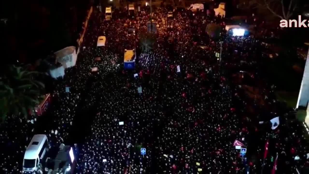 Hunderttausende Menschen gehen derzeit in Istanbul, Türkei, auf die Straße, um gegen die Verhaftung von Ekrem Imamoglu, Erdogans wichtigstem politischen Gegner und Bürgermeister von Istanbul, durch die türkische Polizei zu protestieren.