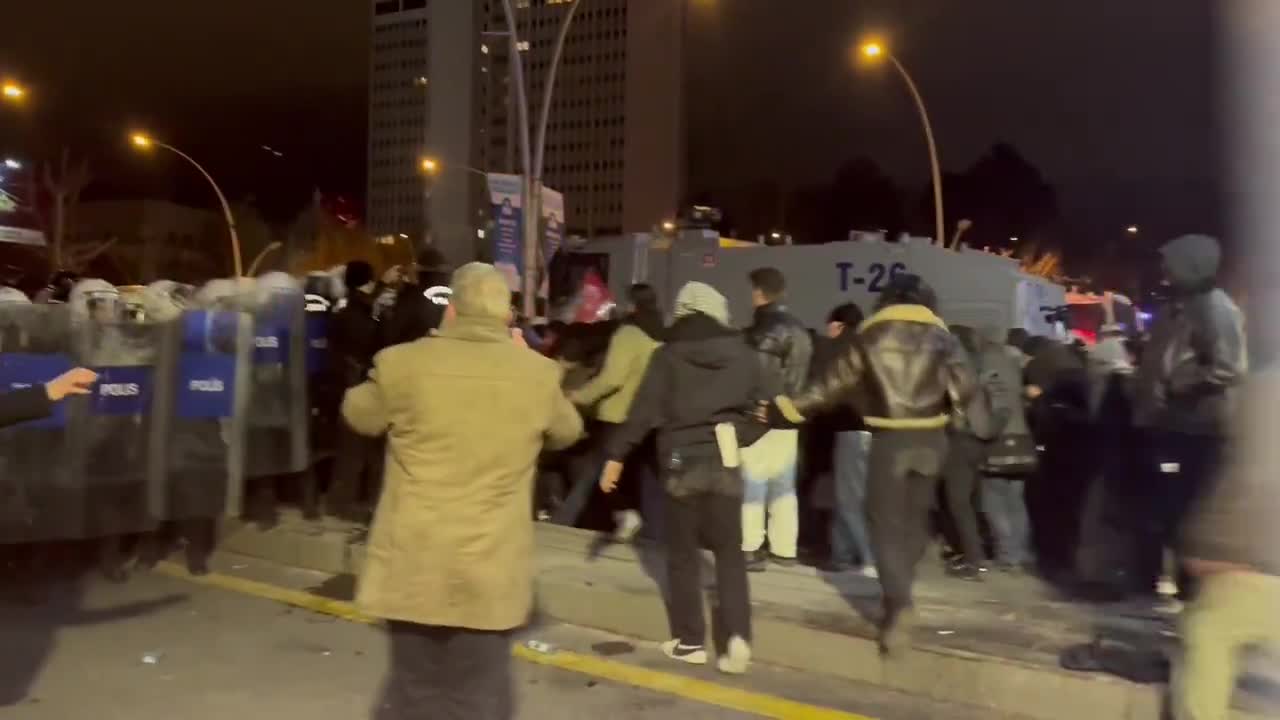 Ankara: Police attacked the crowd pressing the barricades with pepper gas