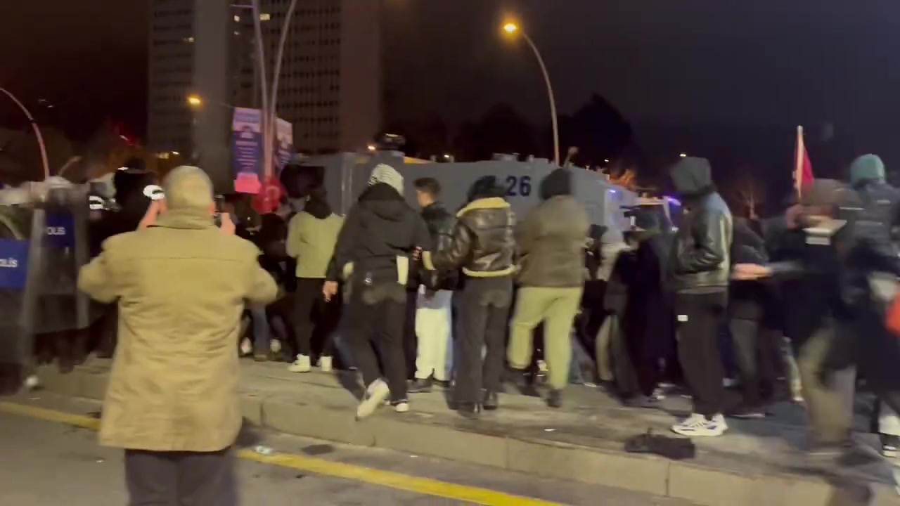 Ankara: Police attacked the crowd pressing the barricades with pepper gas