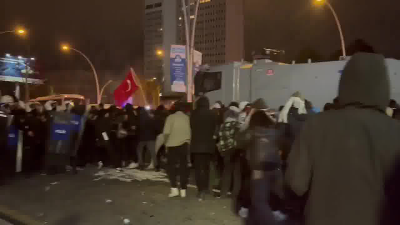 Ankara: Police attacked the crowd pressing the barricades with pepper gas