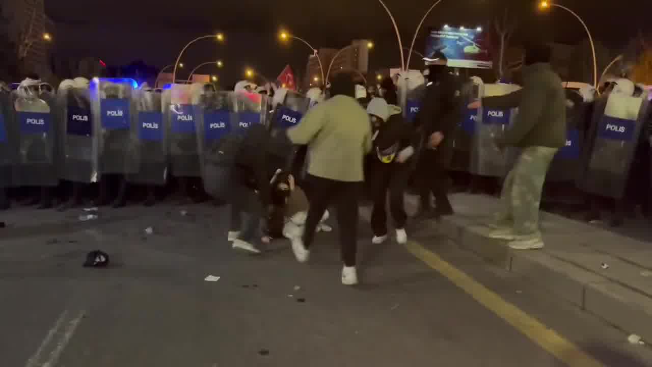 Ankara: Police attacked the crowd pressing the barricades with pepper gas