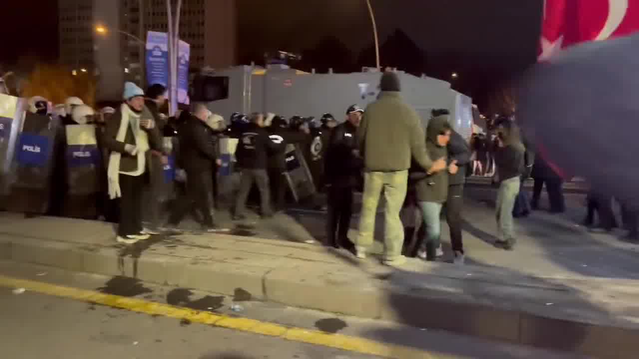 Ankara: Police attacked the crowd pressing the barricades with pepper gas