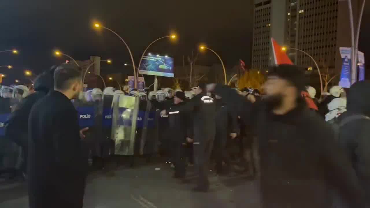 Ankara: Police attacked the crowd pressing the barricades with pepper gas