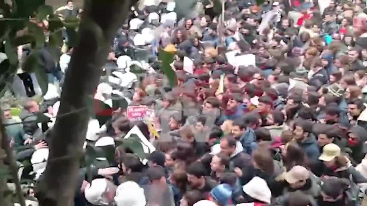 Despite trying to ban protests for 4 days after police in Turkey have arrested the mayor of Istanbul and Erdogan's presidential rival, Ekrem Imamoglu, student protesters at Istanbul University are out protesting