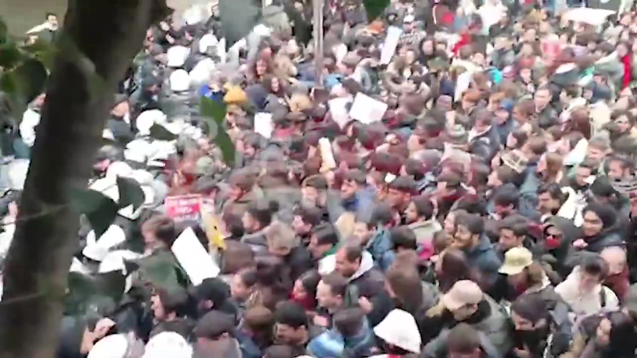 Despite trying to ban protests for 4 days after police in Turkey have arrested the mayor of Istanbul and Erdogan's presidential rival, Ekrem Imamoglu, student protesters at Istanbul University are out protesting