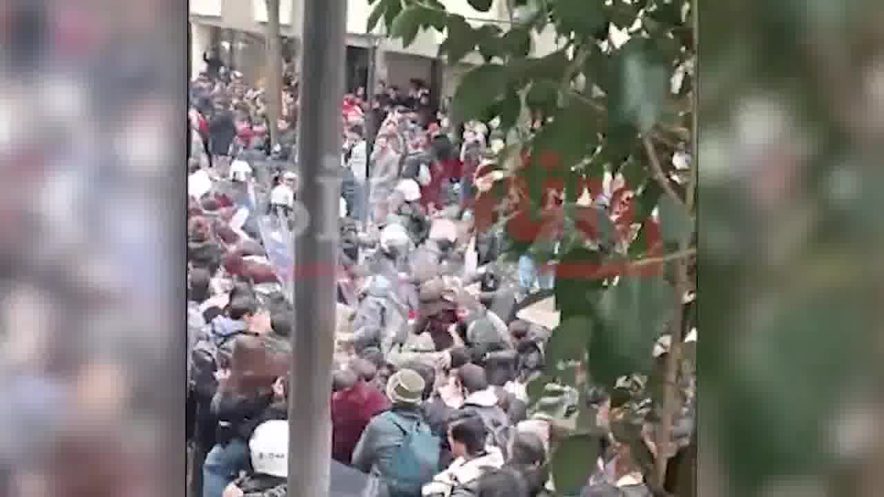 Despite trying to ban protests for 4 days after police in Turkey have arrested the mayor of Istanbul and Erdogan's presidential rival, Ekrem Imamoglu, student protesters at Istanbul University are out protesting