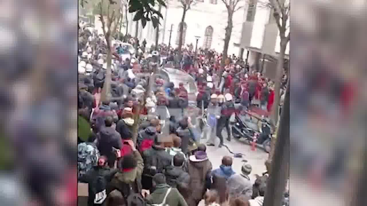 Despite trying to ban protests for 4 days after police in Turkey have arrested the mayor of Istanbul and Erdogan's presidential rival, Ekrem Imamoglu, student protesters at Istanbul University are out protesting