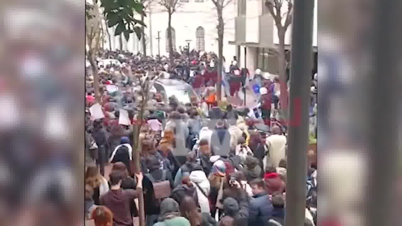 Despite trying to ban protests for 4 days after police in Turkey have arrested the mayor of Istanbul and Erdogan's presidential rival, Ekrem Imamoglu, student protesters at Istanbul University are out protesting