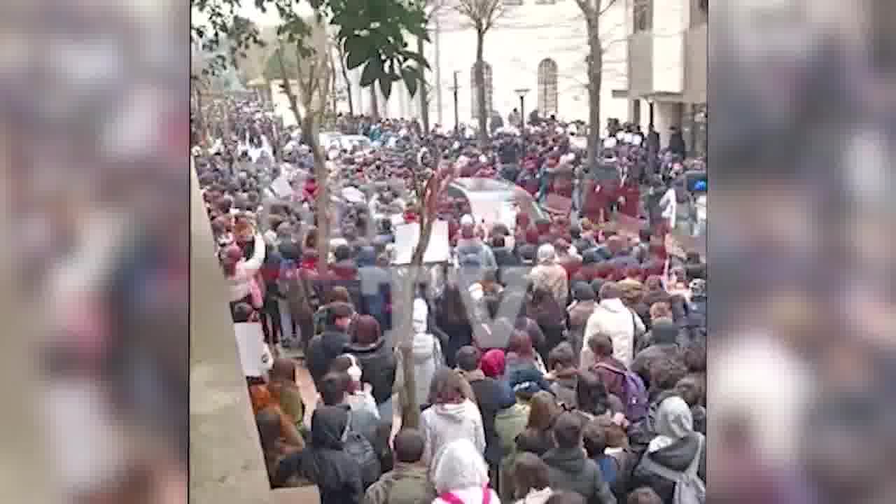 Despite trying to ban protests for 4 days after police in Turkey have arrested the mayor of Istanbul and Erdogan's presidential rival, Ekrem Imamoglu, student protesters at Istanbul University are out protesting