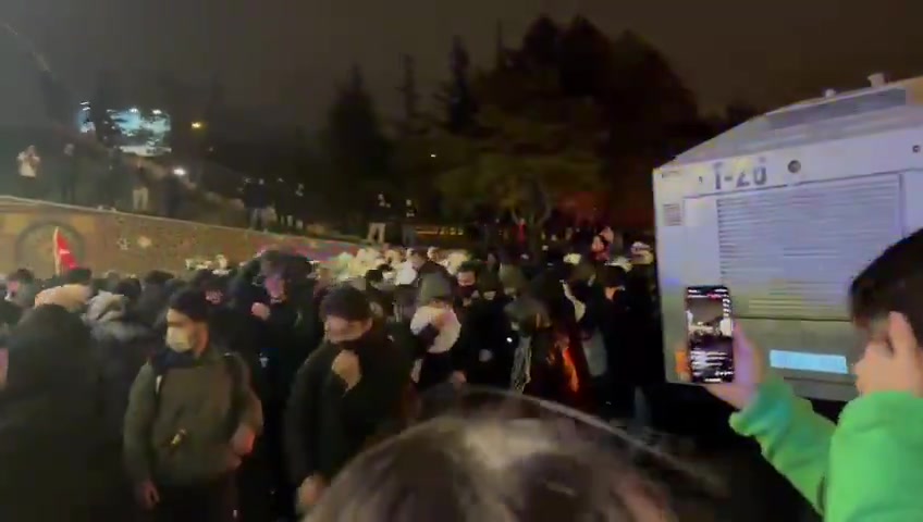 In Ankara, the police attacked people gathered on Mevlana Boulevard with tear gas. The people booed and said, Shoot them, shoot them, shoot them, shoot them, take off your helmet, drop your baton, let's see who the young man is. The police were asked, We will leave an honorable future for our children. What about you