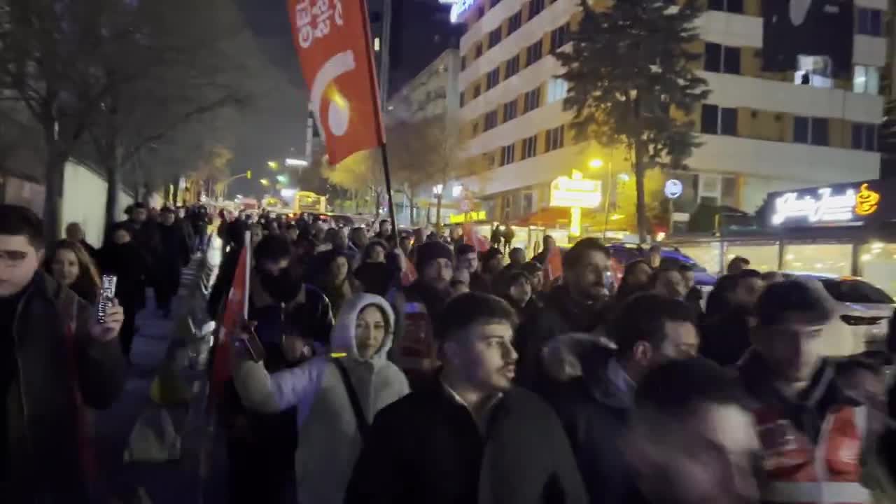 Demonstranten aus vielen Stadtteilen Şişlis trafen sich in der Darülaceze-Straße. Vor dem Nazım-Hikmet-Kultur- und Kunsthaus wurden Fackeln angezündet, und von dort aus setzte der Marsch in Richtung der Stadtverwaltung Şişli fort.