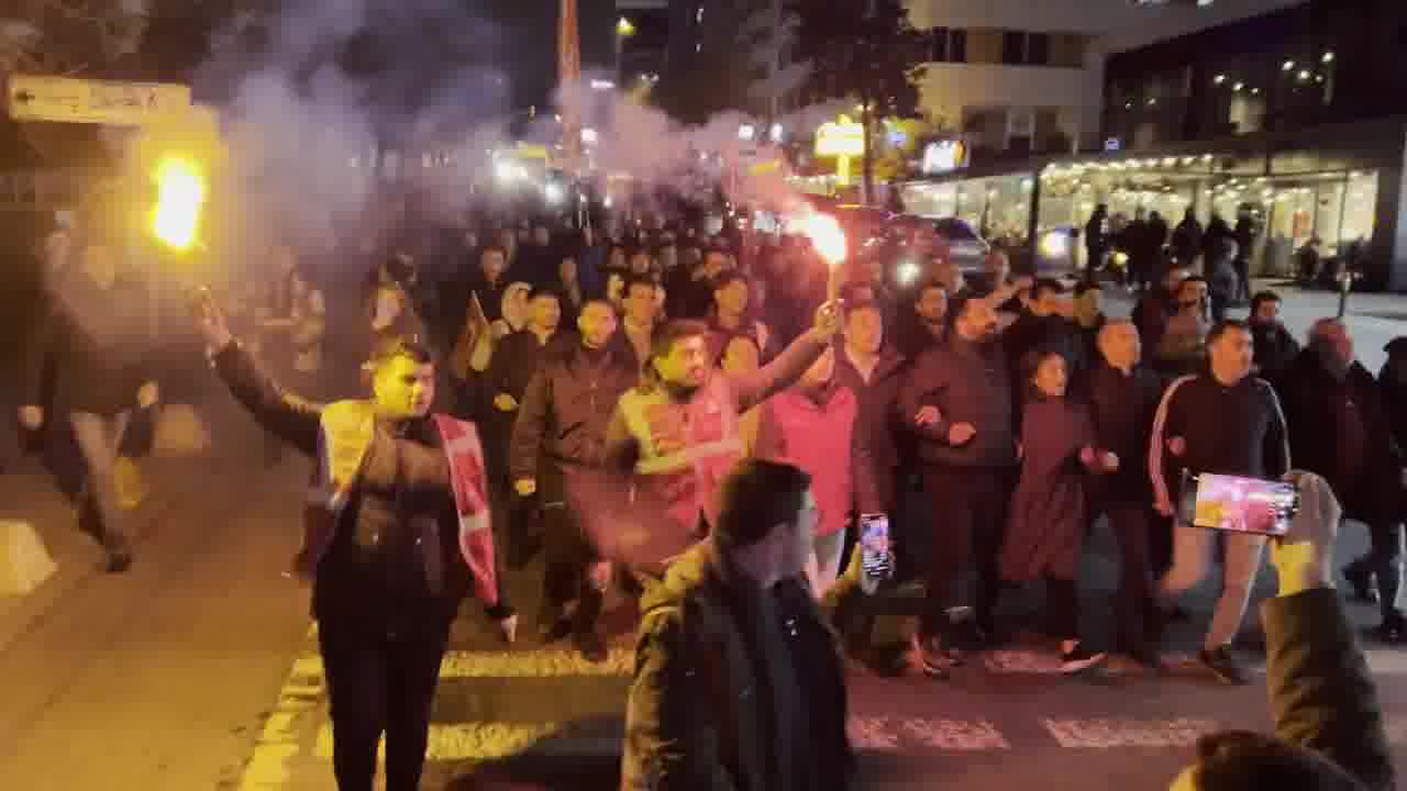 Marchers from many parts of Şişli met at Darülaceze Street. Torches were lit in front of the Nazım Hikmet Culture and Art House and the march continued from there to Şişli Municipality.