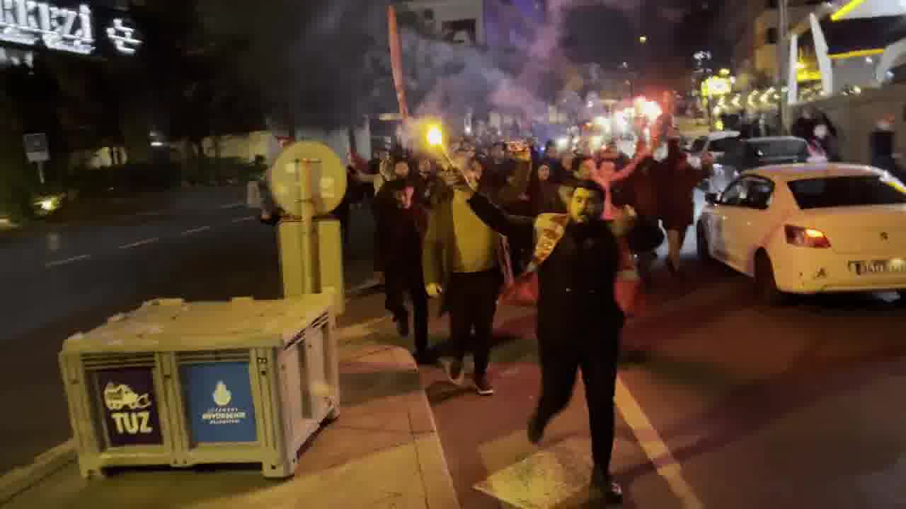 Marchers from many parts of Şişli met at Darülaceze Street. Torches were lit in front of the Nazım Hikmet Culture and Art House and the march continued from there to Şişli Municipality.