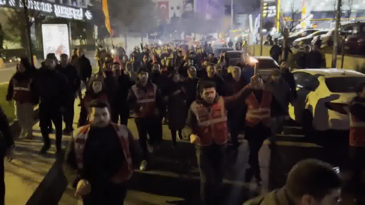 Marchers from many parts of Şişli met at Darülaceze Street. Torches were lit in front of the Nazım Hikmet Culture and Art House and the march continued from there to Şişli Municipality.