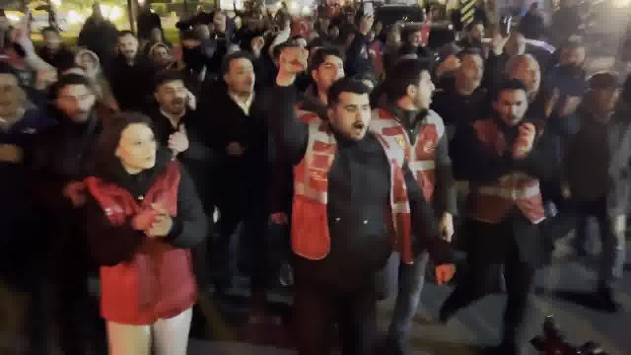 Marchers from many parts of Şişli met at Darülaceze Street. Torches were lit in front of the Nazım Hikmet Culture and Art House and the march continued from there to Şişli Municipality.