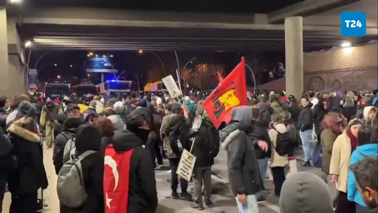 A group of students, including METU students, marched in Ankara to protest İmamoğlu. The students, who were stopped by the police on the road, chanted slogans such as Justice, law, rights