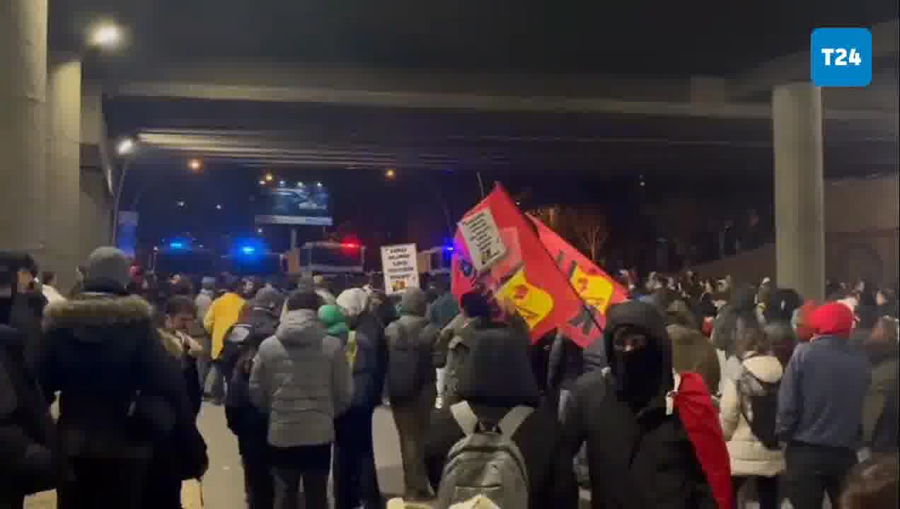 A group of students, including METU students, marched in Ankara to protest İmamoğlu. The students, who were stopped by the police on the road, chanted slogans such as Justice, law, rights