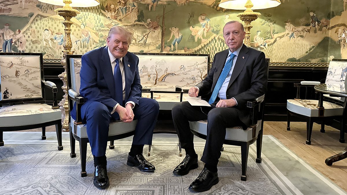 تحدث أردوغان مع ترامب على هامش قمة حلف شمال الأطلسي (الناتو)، قائلاً إن على قوات سوريا الديمقراطية (SDF) التوقف عن المماطلة والاندماج في الجيش السوري، وإنهاء الدعم الأمريكي لها. وأكد على التعاون التركي السوري ضد داعش، وضرورة وقف الغارات الجوية الإسرائيلية، ودعم السيادة السورية.