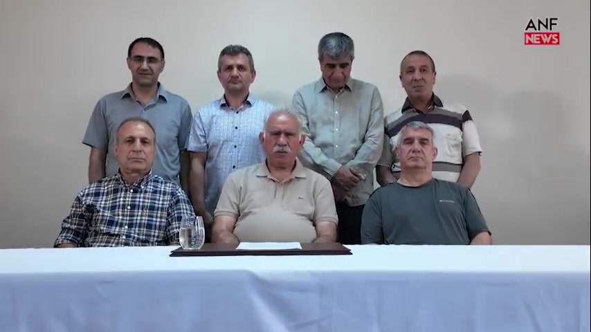 Der inhaftierte PKK-Führer Abdullah Öcalan wird zum ersten Mal seit Jahrzehnten gehört. Er fordert die PKK zur formellen Entwaffnung auf und erklärt, die kurdische Identität werde von der Türkei anerkannt, weshalb kein bewaffneter Kampf nötig sei.